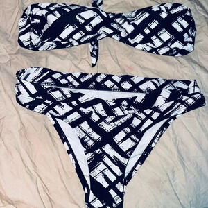 BLACK/WHITE ABSTRACT PRINT GEO SWIMSUIT STRAPLESS TO BOTH SIZE SMALL